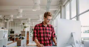 travailler debout au bureau 