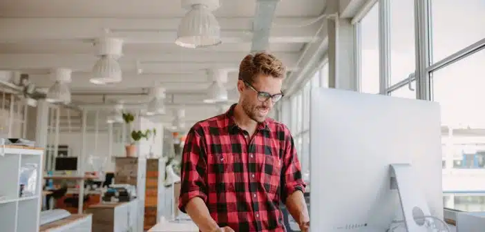 travailler debout au bureau 