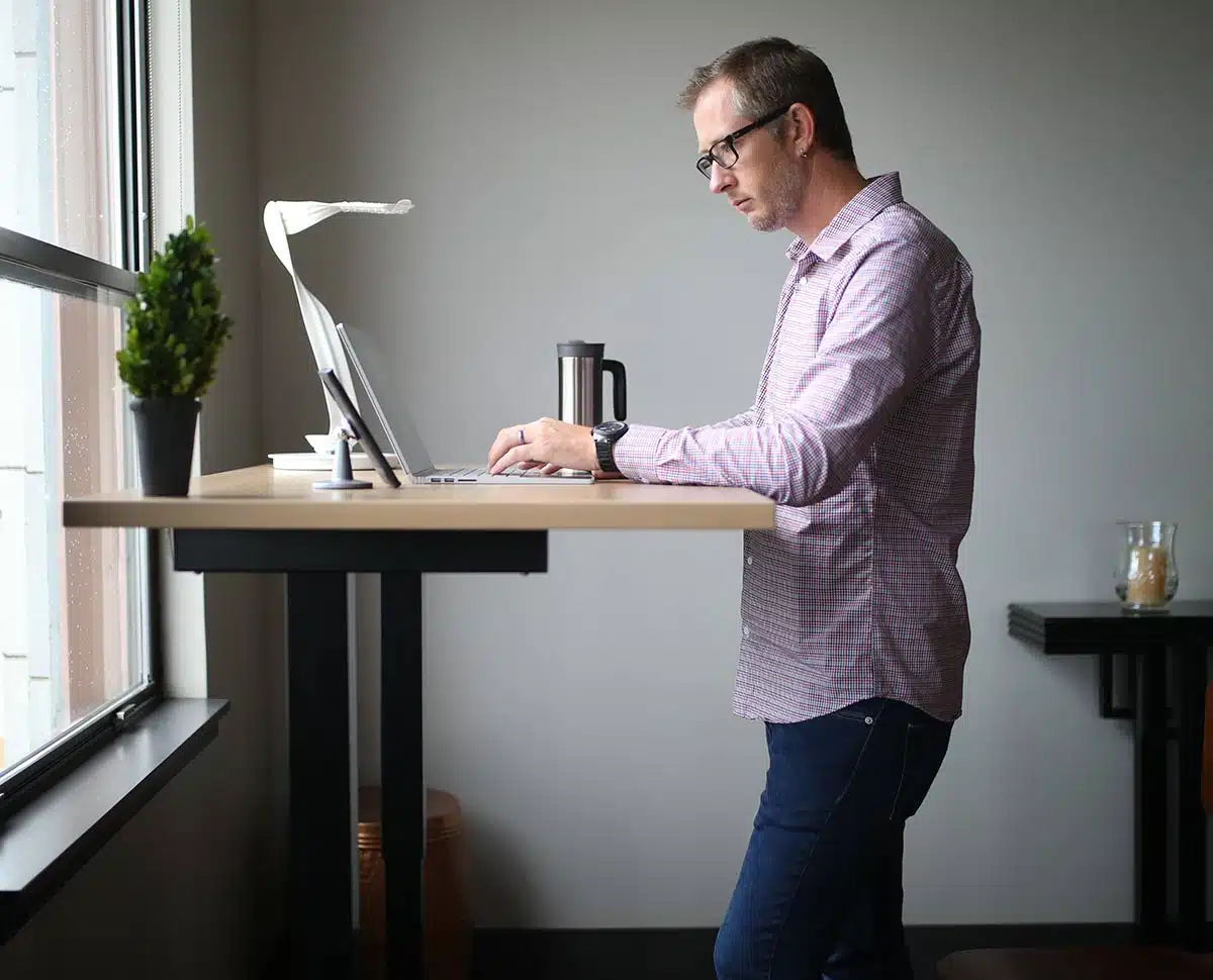 travailler debout au bureau 