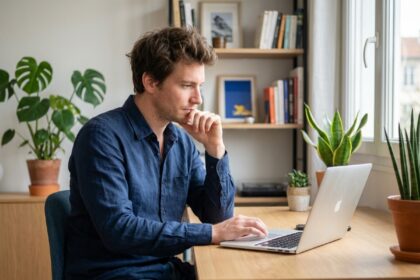 Jeune professionnel français au bureau moderne et épuré